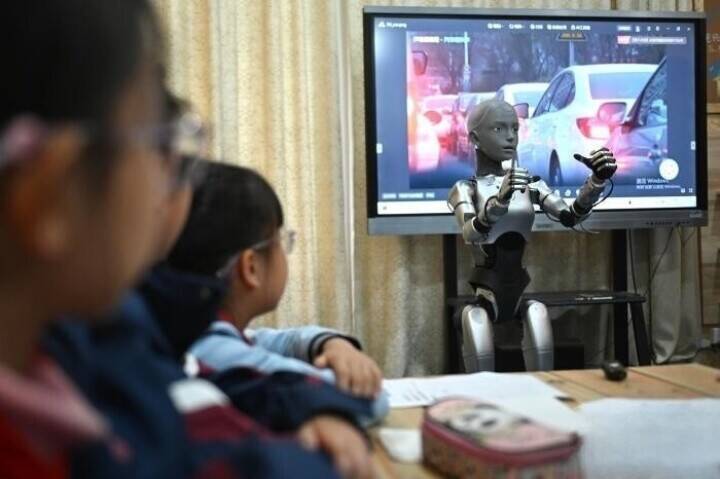 世界初の教育用等身大サイズの人型ロボットが授業―安徽省合肥市