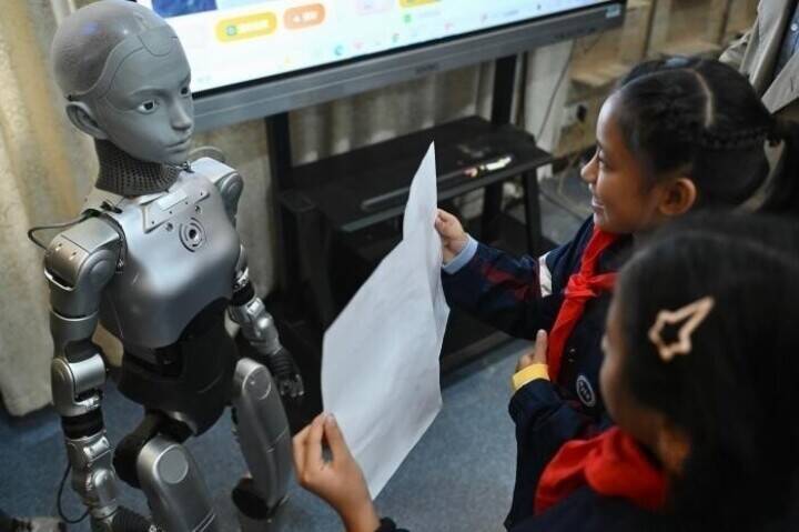 世界初の教育用等身大サイズの人型ロボットが授業―安徽省合肥市