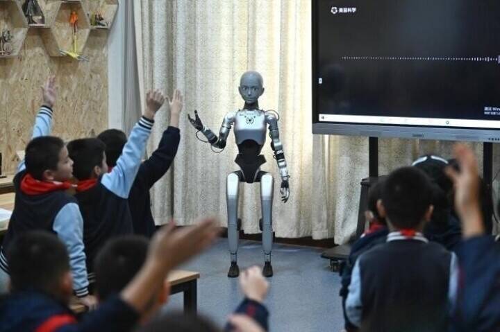 世界初の教育用等身大サイズの人型ロボットが授業―安徽省合肥市