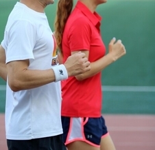 韓国女子マラソンの監督が選手にセクハラ？「支えようとしただけ」と釈明＝ネットは評価分かれる