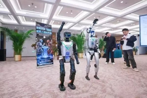 「弁論対決で見事な弁論を披露するロボット弁者―北京市」の画像