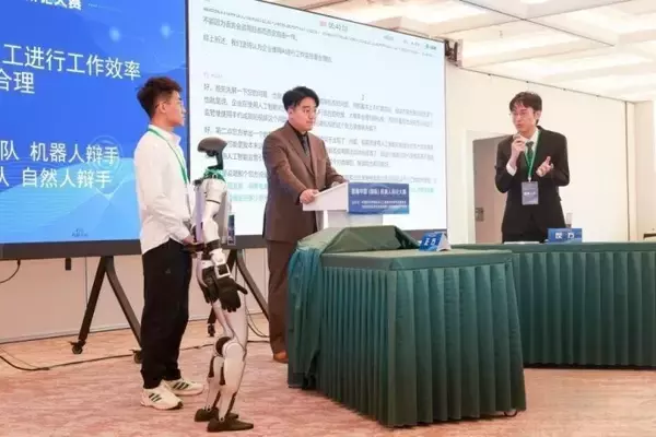 「弁論対決で見事な弁論を披露するロボット弁者―北京市」の画像