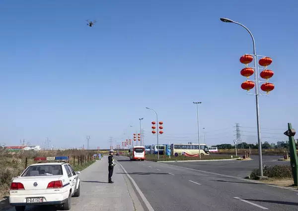 「成都交通警察、春節中の交通安全確保にドローンとスマートグラス導入―中国」の画像