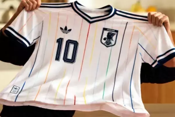 サッカー日本代表のアウェーユニが中国で大人気、日本国旗を隠して着る人も