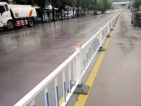 近道のために中央分離帯を破壊した男、行政拘留処分に―中国メディア