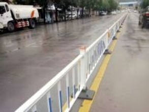 近道のために中央分離帯を破壊した男、行政拘留処分に―中国メディア