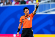 ＜W杯＞中国人主審、選手に取り囲まれる