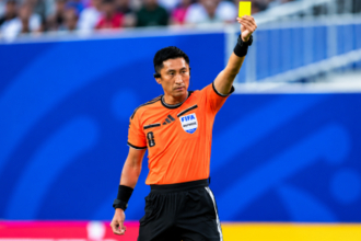 ＜W杯＞中国人主審、選手に取り囲まれる