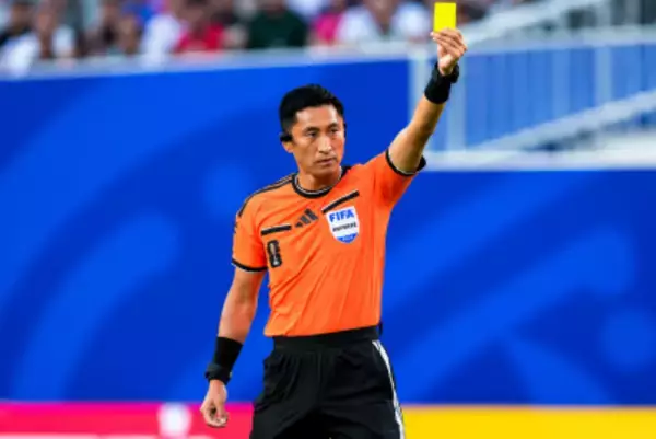 ＜W杯＞中国人主審、選手に取り囲まれる
