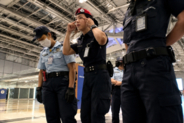 中国人22人がタイの空港で搭乗拒否される、警備員が「つり目」ジェスチャー―香港メディア