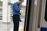 「列車の乗務員が途中駅のホームで喫煙、「吸いたくなってしまった」―中国」の画像1