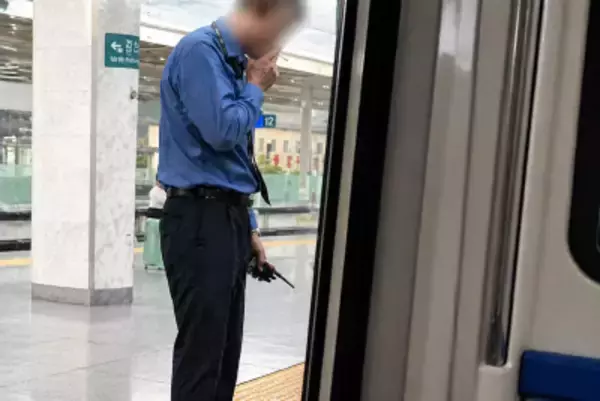 列車の乗務員が途中駅のホームで喫煙、「吸いたくなってしまった」―中国