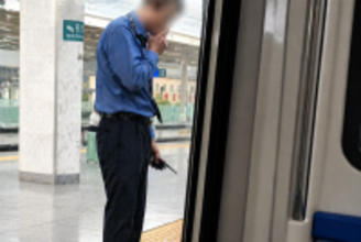 列車の乗務員が途中駅のホームで喫煙、「吸いたくなってしまった」―中国