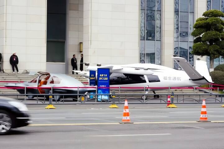 中国湖北省で「空飛ぶICU」展示―香港メディア