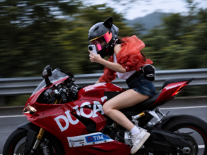 バイクの女、時速220キロ超で「ながらスマホ」―中国