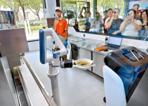 北京初の完全商業化ロボット麺料理店、味は？―中国メディア