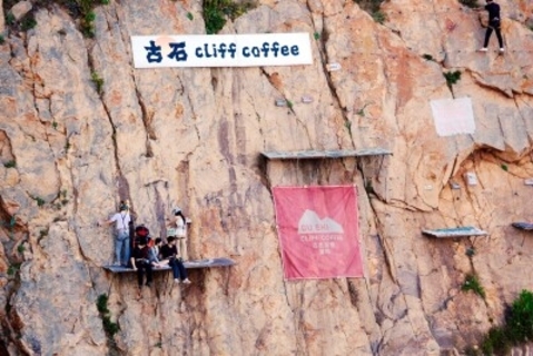 崖に設置されたカフェが話題に―中国