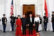 習主席と彭麗媛夫人、トランプ大統領夫妻が主催する国賓歓迎晩餐会に出席