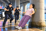 中国人女性が米国でやらかした、屋外で伝統の健康法してたら警察官―華字メディア