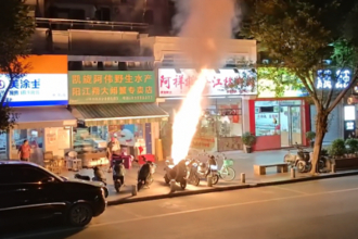 道路脇に停めてあった電動自転車が突然炎上、サドル部分から数メートルの火柱―中国