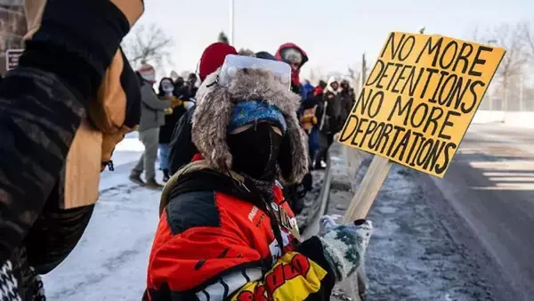 米ミネソタ州の民衆が不法移民への暴力に反対する集会