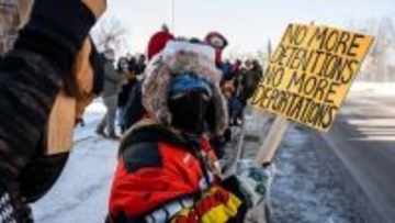 米ミネソタ州の民衆が不法移民への暴力に反対する集会