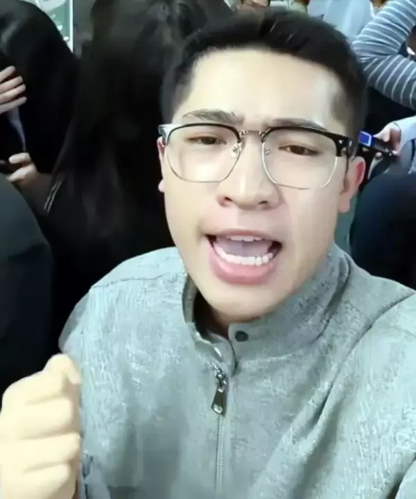 地下鉄車内で演説をする若者「恐怖心を克服し自分の限界を突破したい」―中国