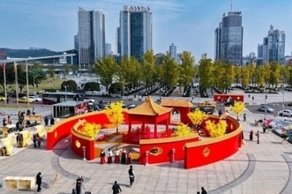 中国伝統建築を模した「紅壁」が広場に出現―重慶市
