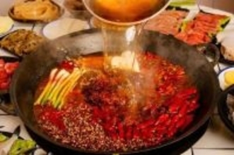 火鍋のスープを客の好みに合わせて調整する火鍋調理師―中国