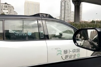 武漢で多数のロボタクシーが突然立ち往生、システム故障か―中国メディア