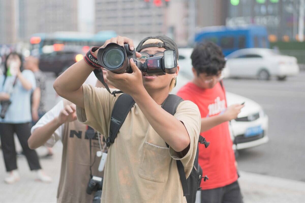 写真特集 美男美女の通行人に向けられるカメラ ネットで販売も 22年7月30日 エキサイトニュース
