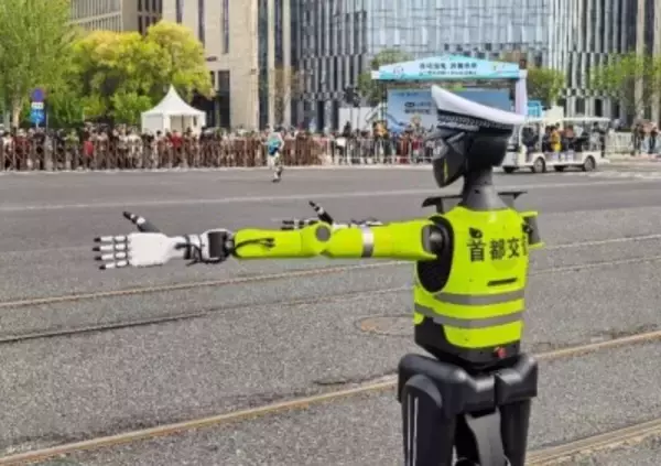 北京初の交通警察ロボットが街頭に登場―中国