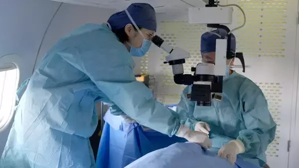 ラオス入りした中国の医療用「C909」初号機、機内で1例目の手術