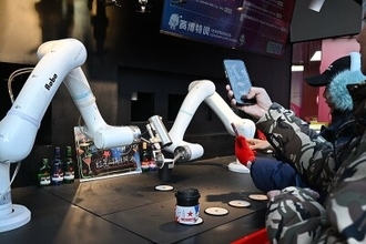 人気を集めるAIバーテンダーロボット―北京市