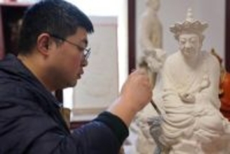 「あきれ顔の仏」に現代的な要素を取り入れる陶彫曾の第4代継承人―中国