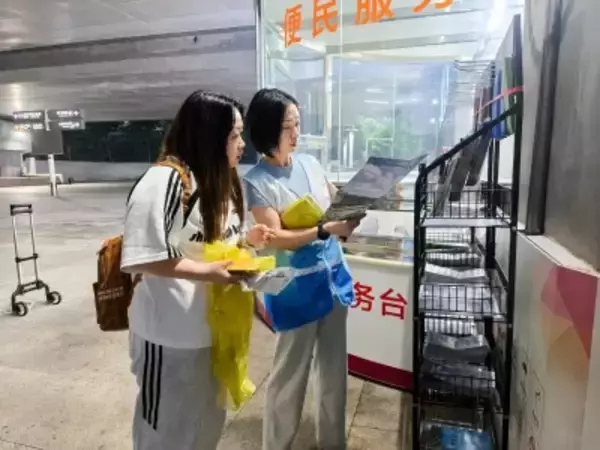 北京地下鉄、20年間雨の日に使い捨てレインコートを配布―中国