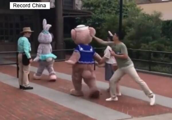 上海ディズニーでキャラクターの頭をひっぱたいた男性が6カ月の出禁に ネットでは不満の声 中国 18年7月25日 エキサイトニュース