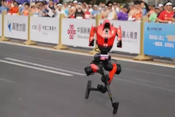 2026年ヒト型ロボットハーフマラソン、「栄耀（オナー）」傘下の3チームがトップ3を独占