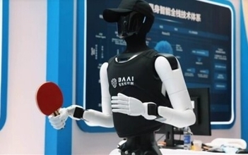 智元機器人の人型ロボット、世界で初めて卓球の完全自律対戦に成功―中国