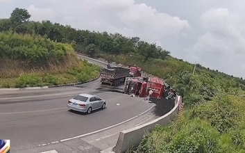 石炭運搬トラックが横転 乗用車を押しつぶす、通行人が乗用車の運転手を救出―中国