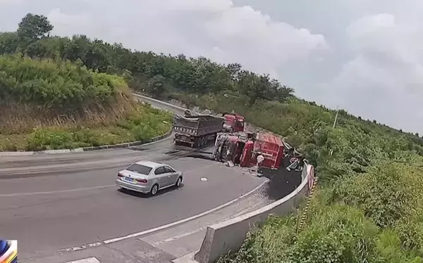 石炭運搬トラックが横転 乗用車を押しつぶす、通行人が乗用車の運転手を救出―中国