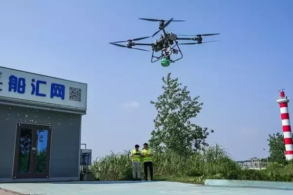 「長江の船に届く「宅配便」―中国」の画像