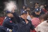 「深センのマンション販売開始で大混乱、警備員が群衆に向けトウガラシスプレー噴射―中国」の画像1