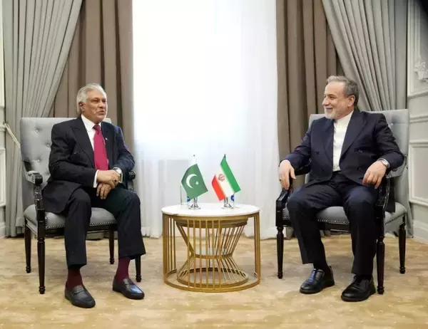 イランとパキスタンの外相が会談、地域と国際情勢を協議