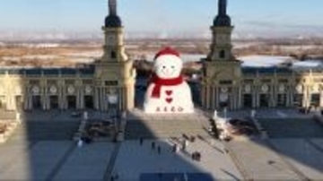 過去最大高さ19メートル、ハルビンの冬を飾る「巨大雪だるま」が笑顔で戻る―中国