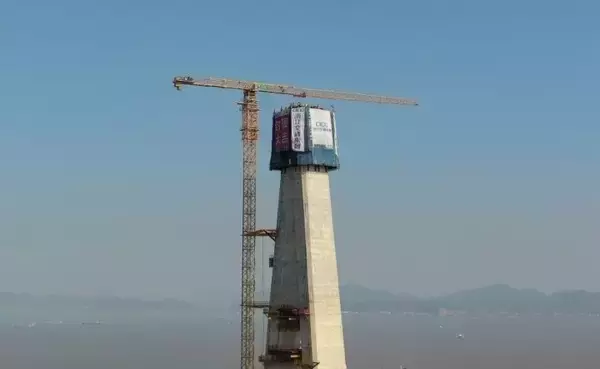 「浙江省で世界最大スパンの非対称構造3本塔斜張橋「甬江特大橋」の主塔が完成―中国」の画像