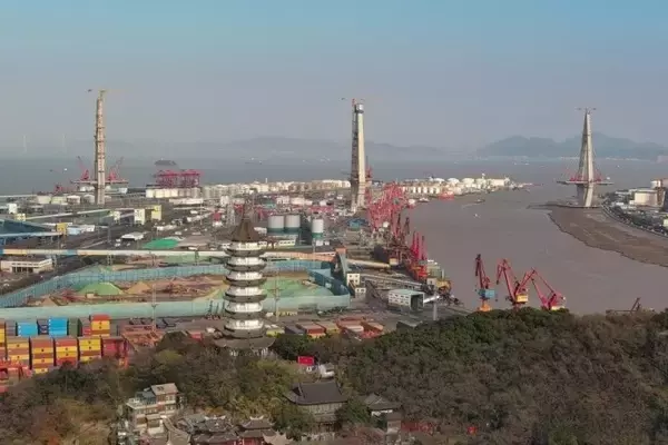 「浙江省で世界最大スパンの非対称構造3本塔斜張橋「甬江特大橋」の主塔が完成―中国」の画像