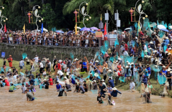 雲南省で「神魚」のつかみ取りイベント、20トンの魚を無料で―中国