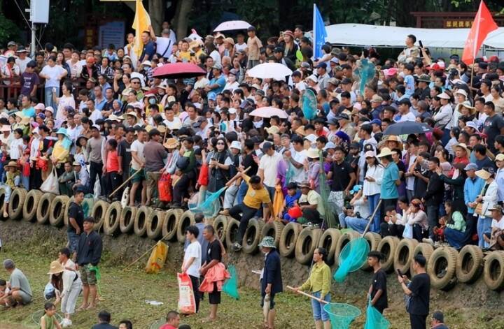 雲南省で「神魚」のつかみ取りイベント、20トンの魚を無料で―中国