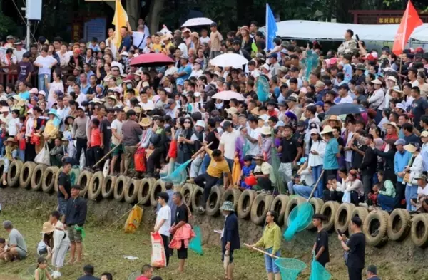 「雲南省で「神魚」のつかみ取りイベント、20トンの魚を無料で―中国」の画像